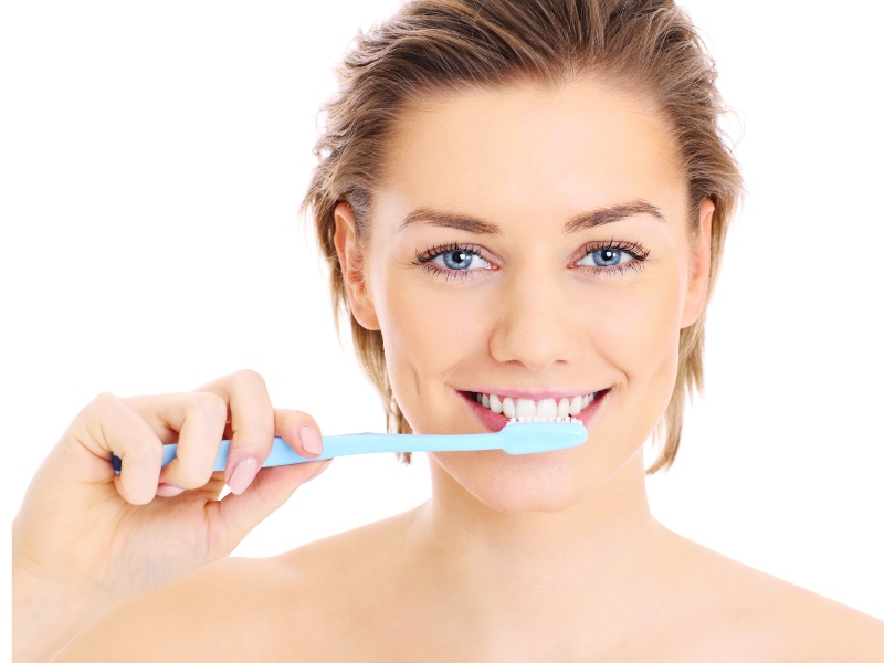 Để trị tình trạng nhiệt miệng thông thường, bạn cần cân nhắc lại việc chăm sóc răng miệng đúng cách, duy trì đánh răng nhẹ nhàng mỗi ngày 2 lần