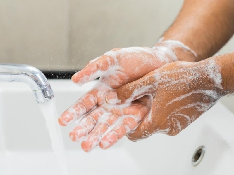 Luôn giữ vệ sinh tay sạch sẽ trước khi có ý định chạm lên vùng môi đang bị mụn nước để tránh nhiễm trùng
