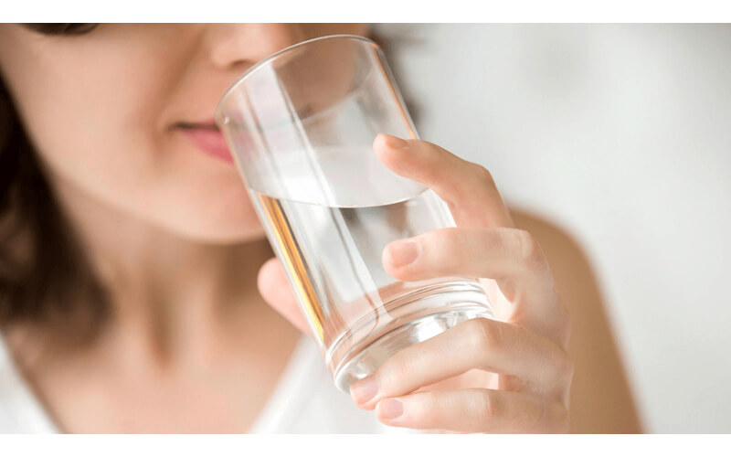 Uống nhiều nước vào ban đêm sẽ giúp bù nước và hạn chế nổi mụn hiệu quả